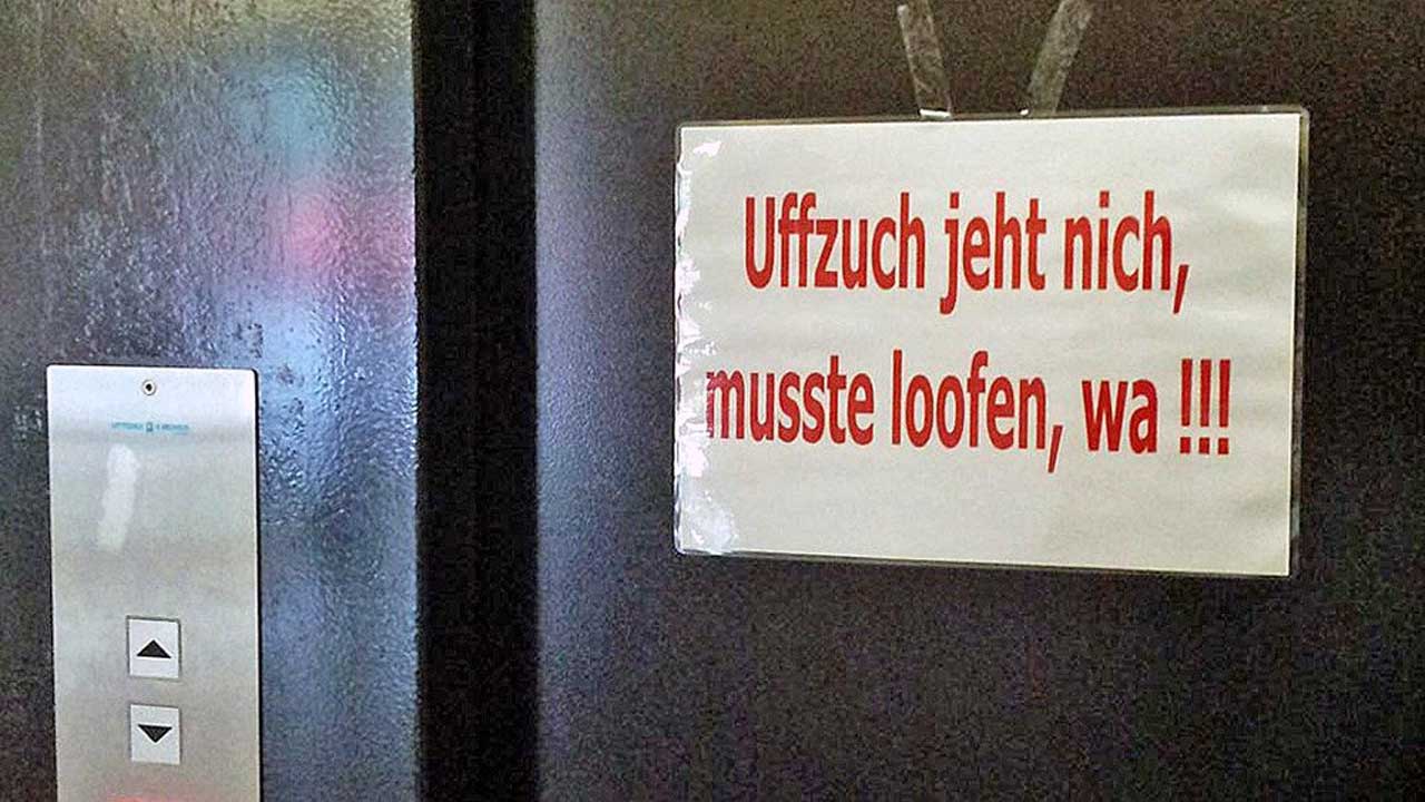 Schild in einem Aufzug.