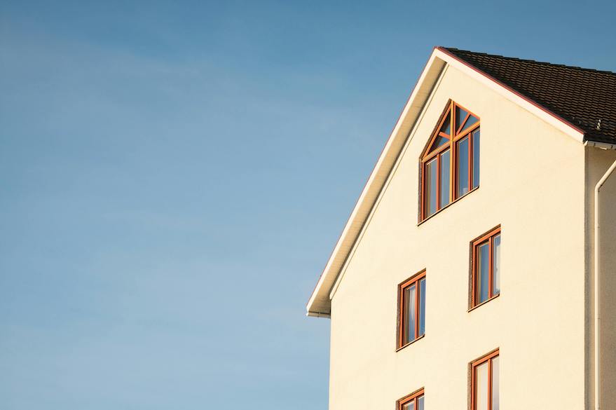 Ein Haus mit blauem Himmel im Hintergrund